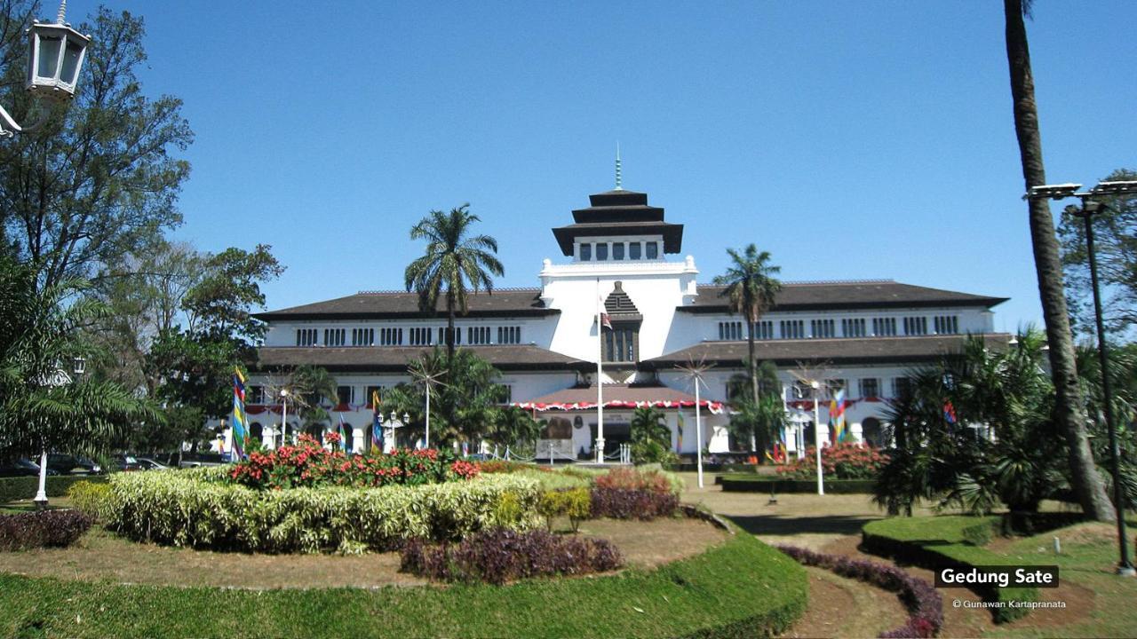 Bantal Guling Alun Alun Bandung Hotel Ngoại thất bức ảnh
